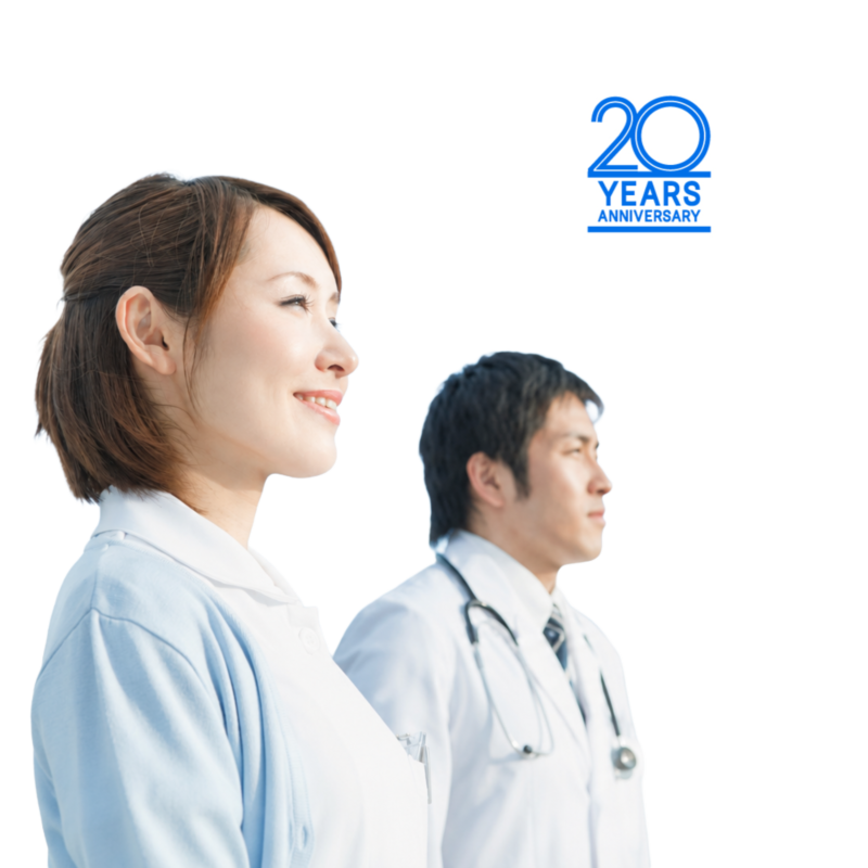 二人の医者が前を向いている